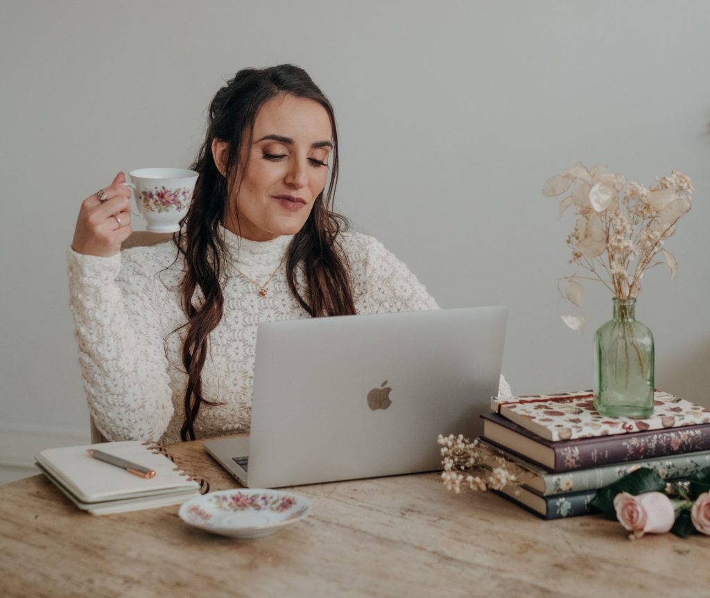 Assistente virtual a trabalhar no computador, apoiando empreendedoras criativas a crescer e organizar o seu negócio