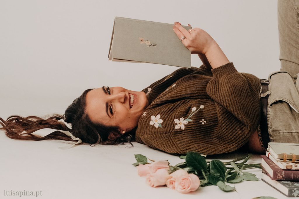 Assistente virtual após jornada de burnout, empreendedora criativa a descansar com livro e flores